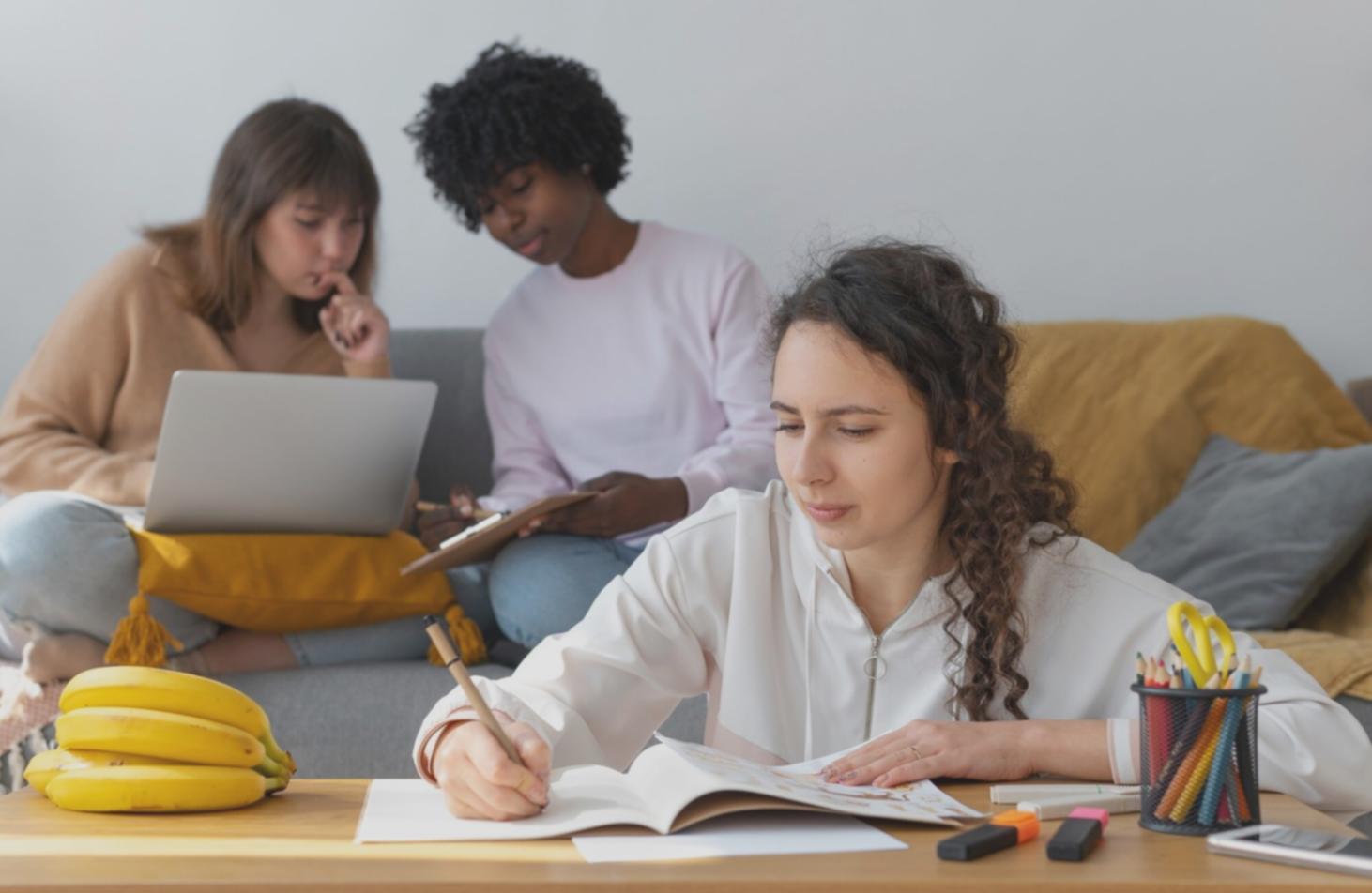 Ambiente de trabajo colaborativo del equipo aureliquomara durante sesión de desarrollo académico
